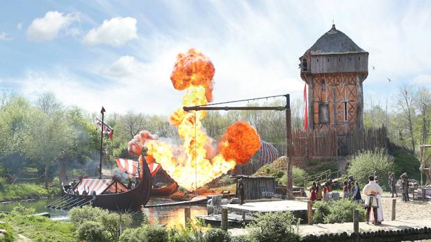 Las acrobacias y la pirotecnia forman parte de muchos de los espectáculos del Puy du Fou