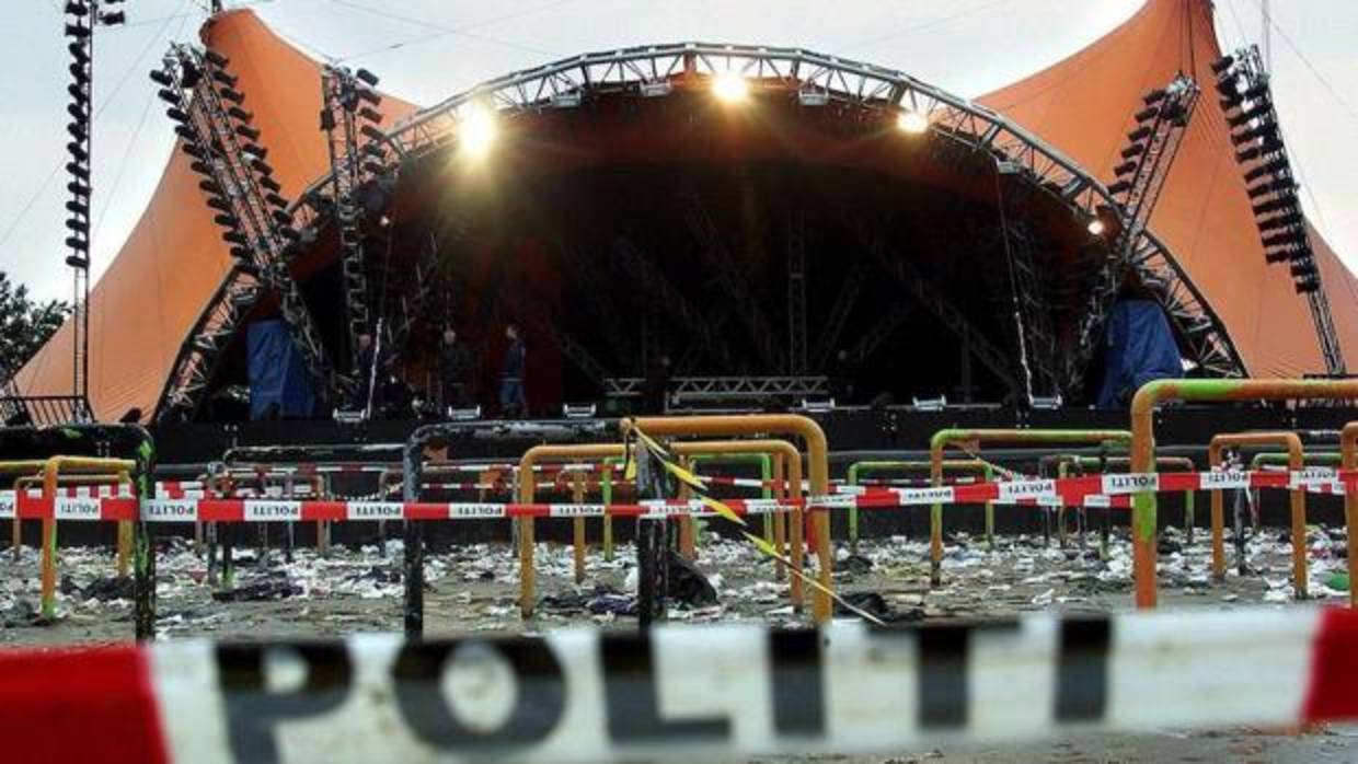 Una cinta policial acordonando el escenario del festival Roskilde, en el año 2000