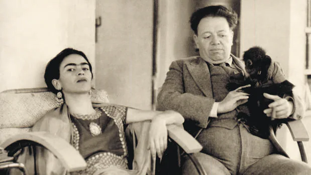 Los pintores mexicanos Frida Khalo y Diego Rivera retratados en el esudio de él en el año 1934