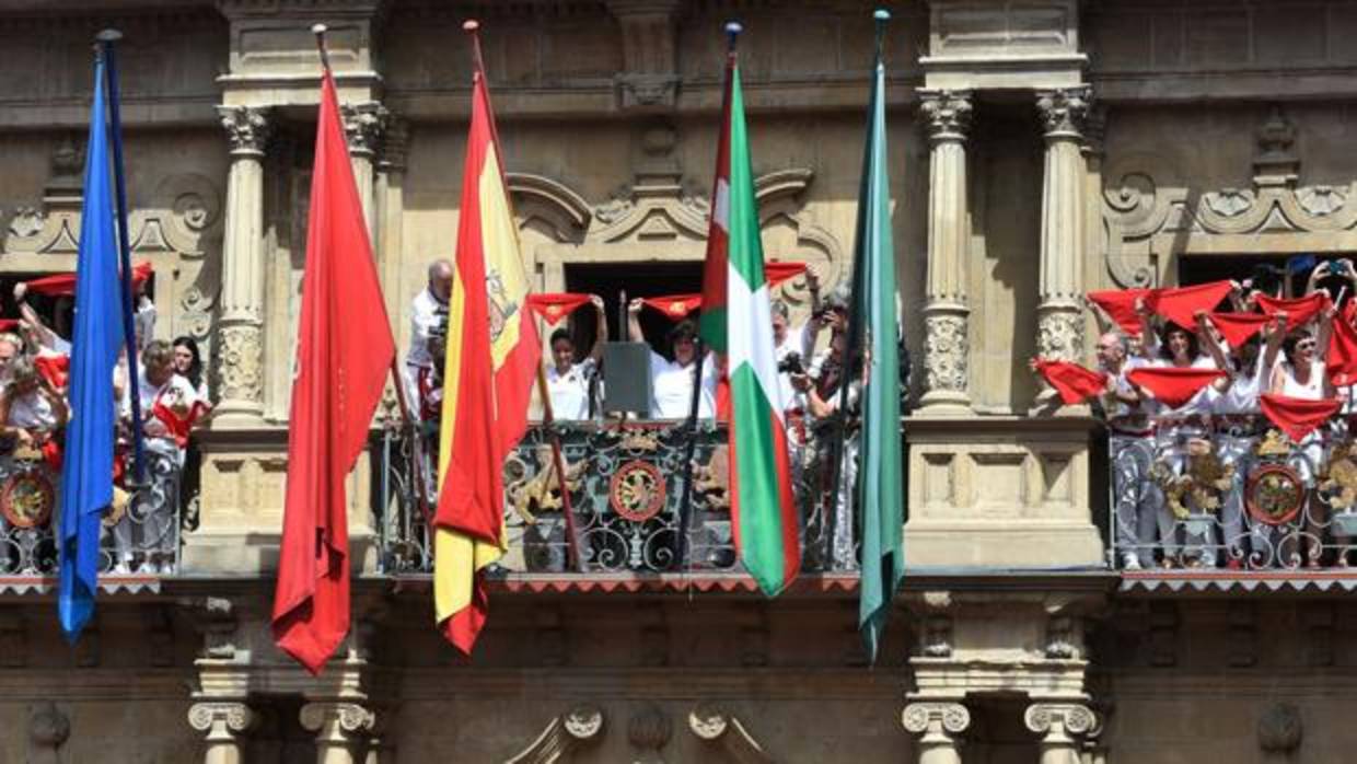 El balcón del Ayuntamiento de Pamplona poco antes del Chupinazo