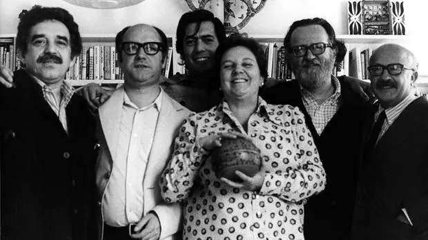 De izquierda a derecha, García Márquez, Jorge Edwards, Vargas Llosa, José Donoso y Ricardo Muñoz Suay, junto a Carmen Balcells (1974)