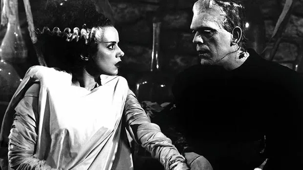 Escena de la película «La novia de Frankenstein» (1935), protagonizada por Boris Karloff y Elsa Lanchester
