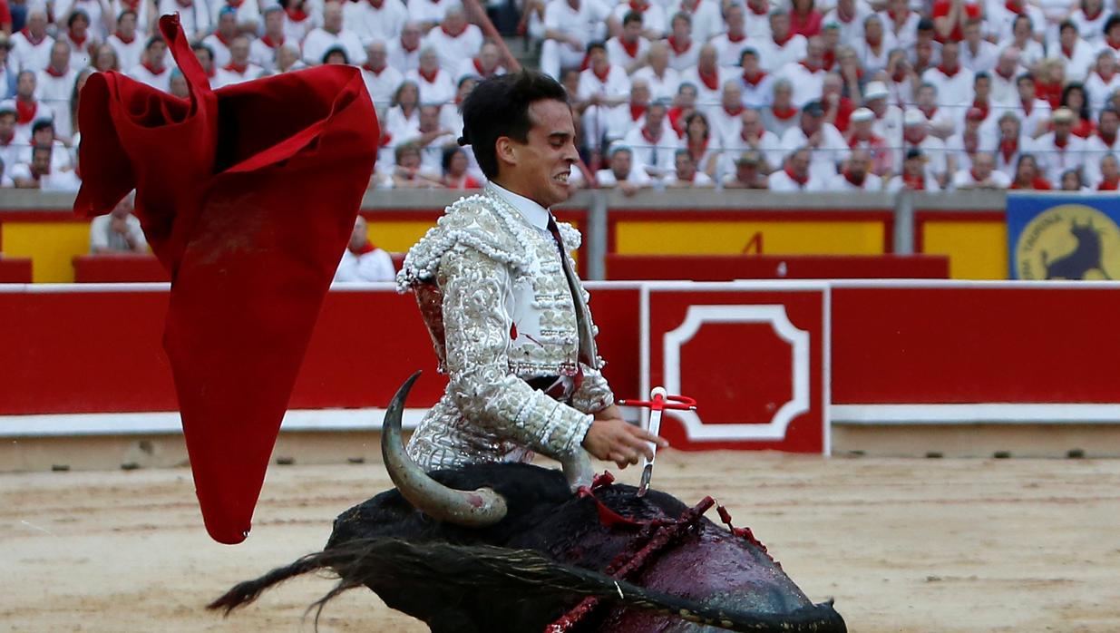 Gonzalo Caballero resultó herido al entrar a matar al tercer toro