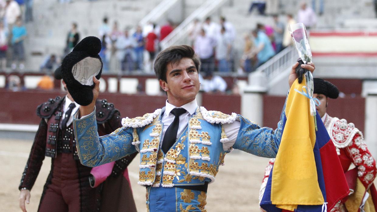 Jesús Enrique Colombo pasea la oreja bandera y montera en mano