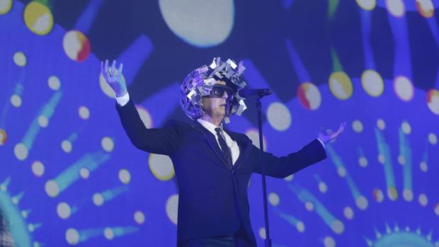 Neil Tennant, durante de Pet Shop Boys, durante su actuación en el Cruïlla