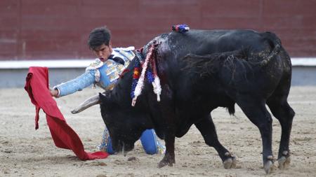 Colombo torea de rodillas al sexto