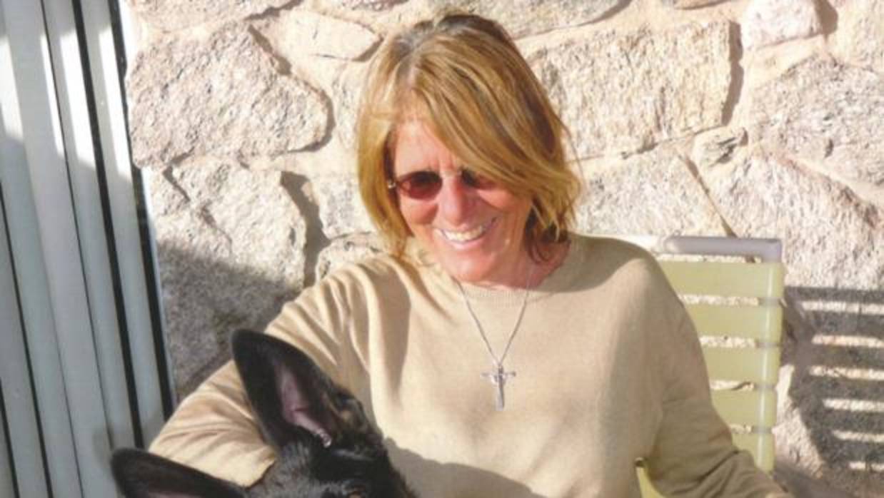 La escritora Joy Williams, fotografiada junto con uno de sus perros