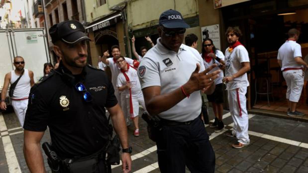 Agentes de la Policía Nacional y de la Gendarmería francesa en los Sanfermines