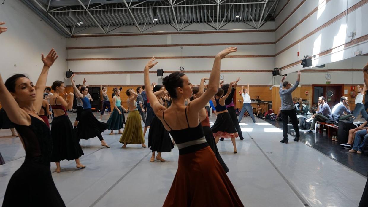 Nacho Duato trabaja con los bailarines de la CND