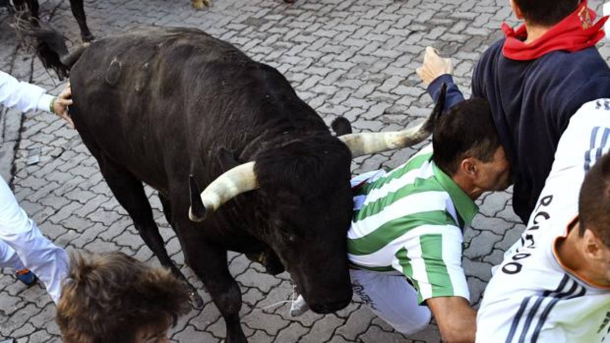 Un mozo caído al paso de un Victoriano del Río