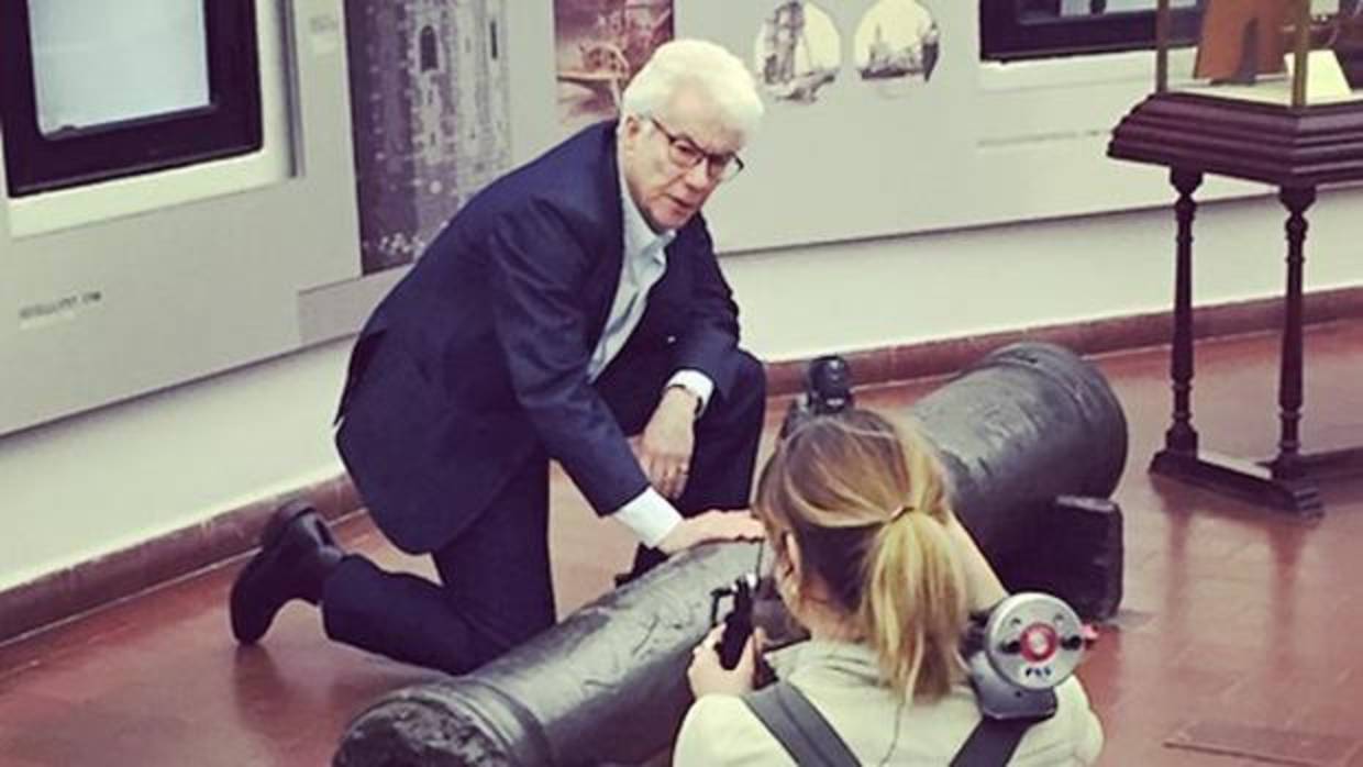 Ken Follet visitó la Torre del Oro de Sevilla para conocer de primera mano la manufactura de armas en el siglo XVI