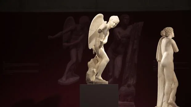 Estatua de mármol de Eros, parte de la exposición «Emociones» en el Museo de la Acrópolis de Atenas