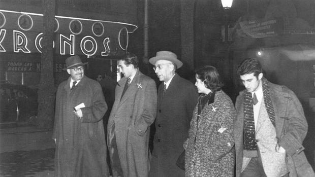 Ferlosio, segundo por la izquierda, junto a unos amigos y su mujer entonces, Carmen Martín Gaite, pasean por Barcelona (1955), cuando fue a recoger el Premio Nadal por su novela «El Jarama»