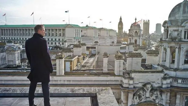 Daniel Craig, el último Bond, observando la capital británica desde una azotea