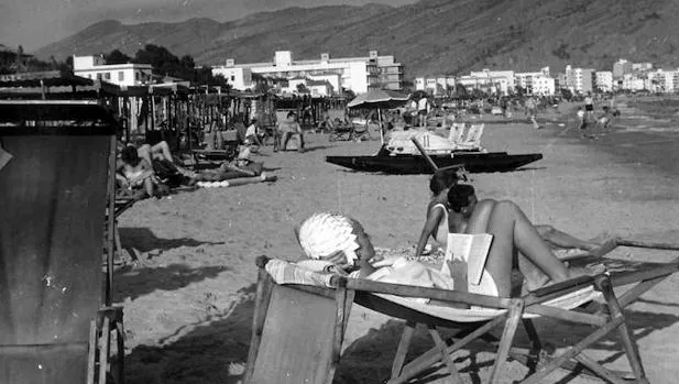 Benidorm (Alicante), septiembre de 1962. Una turista leyendo mientras toma el sol en la playa