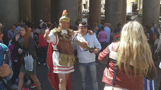 Uno de los centuriones que entretienen a los turistas en el Coliseo