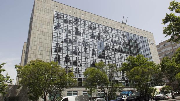 La sede del IE en Madrid, durante el proceso de montaje del mural de Inside Out