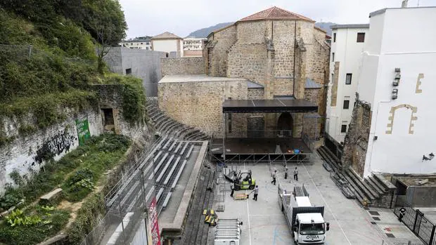 Montaje de del escenario de la plaza de la Trinidad, punto central del festival de jazz de San Sebastián