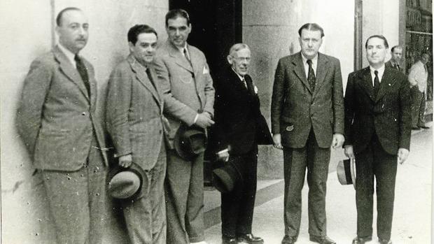 Víctor de la Serna (segundo por la izquierda) con el jurado que le otorgó el premio Cavia