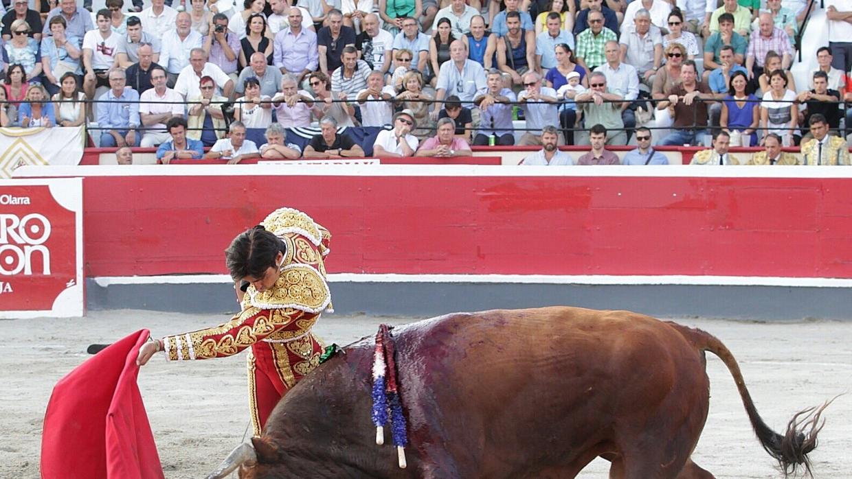 Miguel Ángel Perera, en el inicio de un pase de pecho