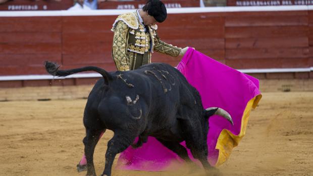 Roca Rey corta una oreja y maquilla una tarde sin brillo en Huelva