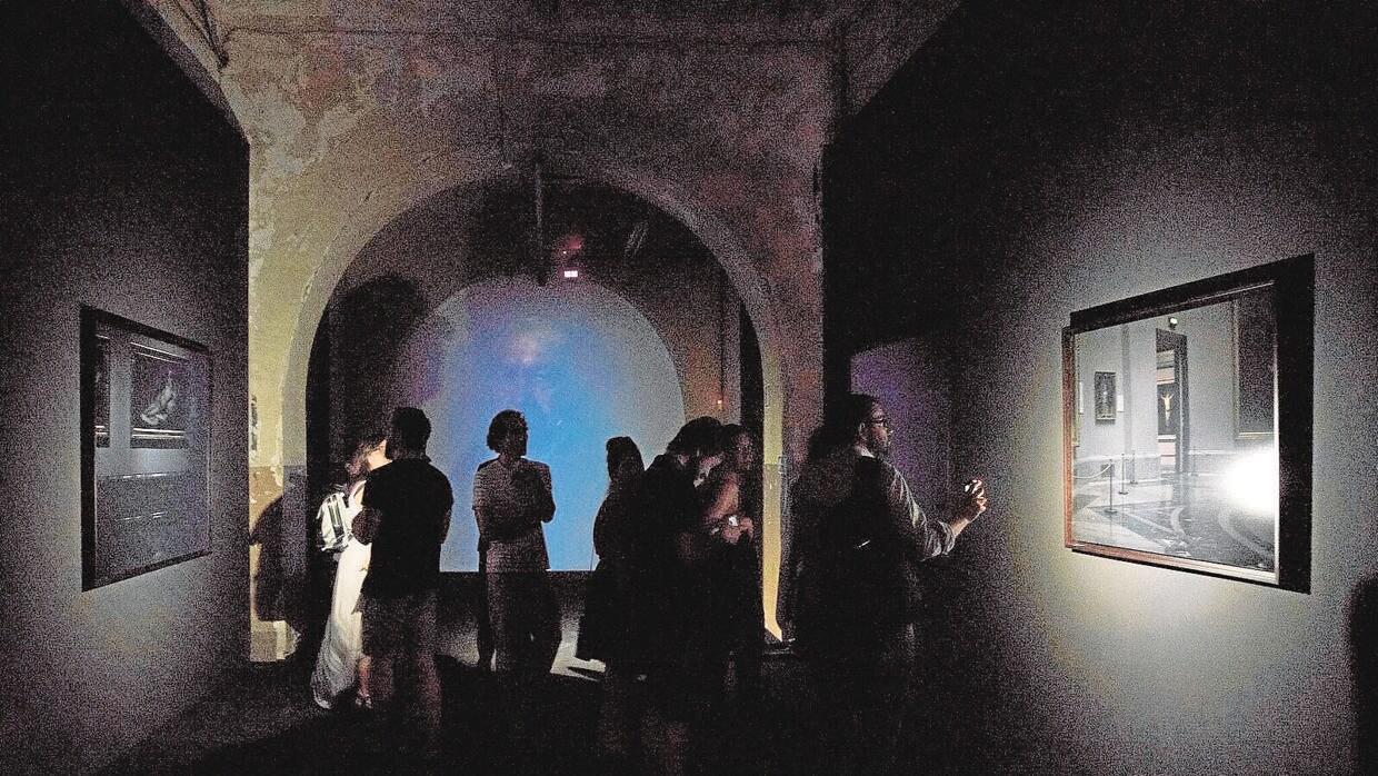 Un grupo de visitantes, durante la inauguración de «Guía Nocturna de Museos»