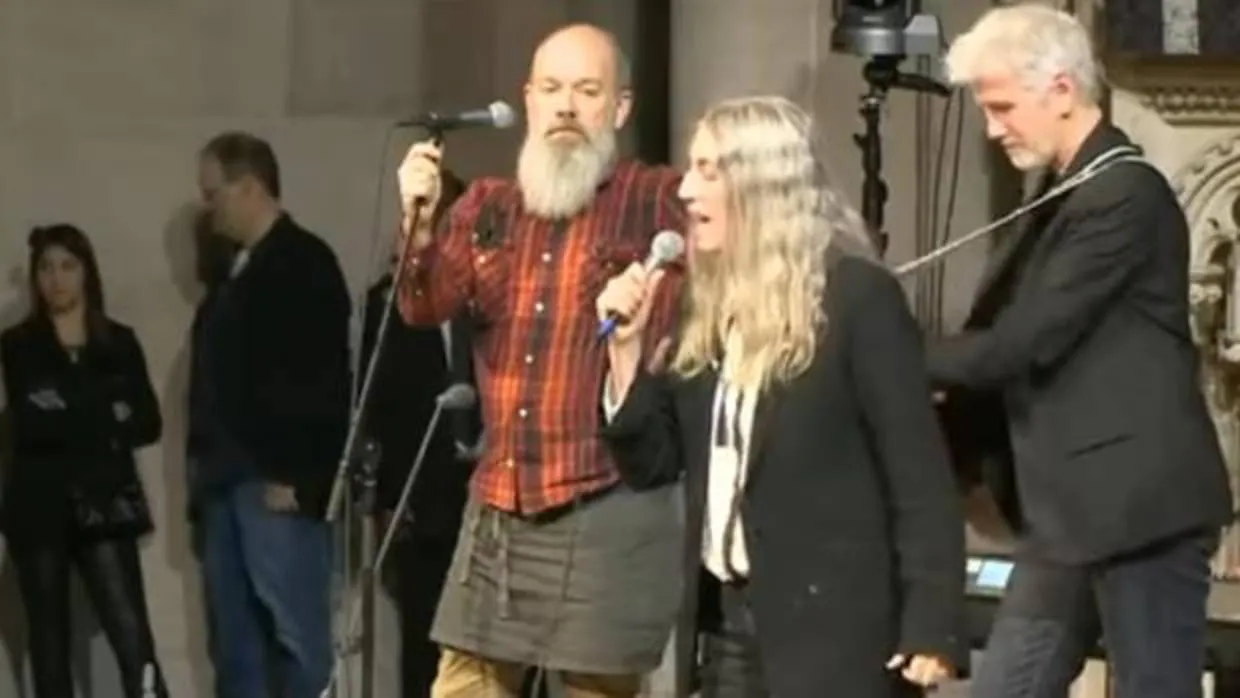 Patti Smith y Michael Stipe cantando juntos en el 20 aniversario del «Democracy Now!»