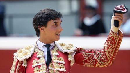 Roca Rey pasea la oreja del segundo toro