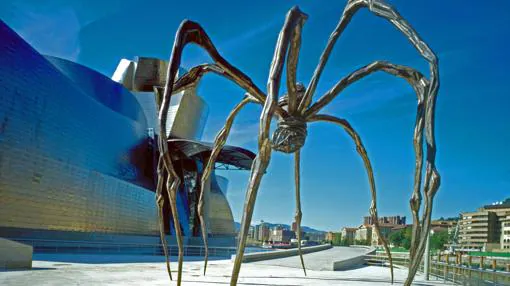 «Mamá», amenazadora araña de Louise Bourgeois, de casi 9 metros de altura, en el exterior del museo bilbaíno