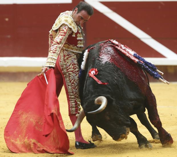 Enrique Ponce sujeta a un toro huido en San Sebastián