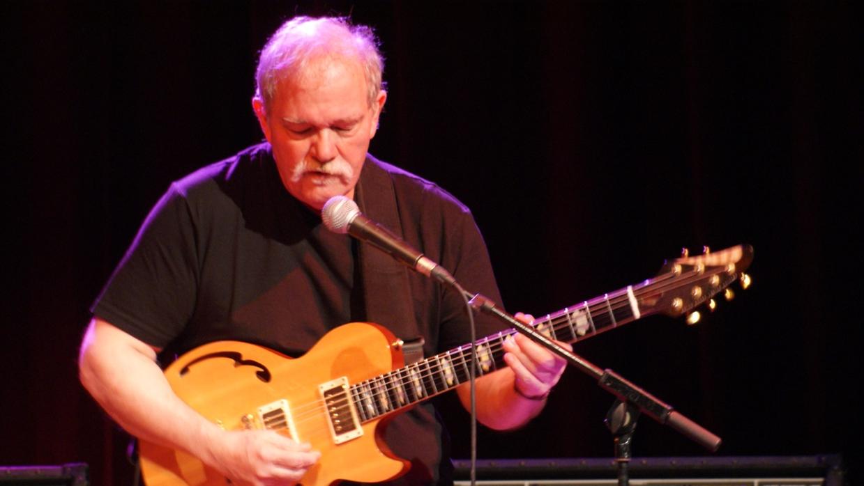 John Abercrombie, durante un concierto