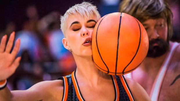 Katy Perry estrena el videoclip de «Swish Swish» con caras conocidas del cine