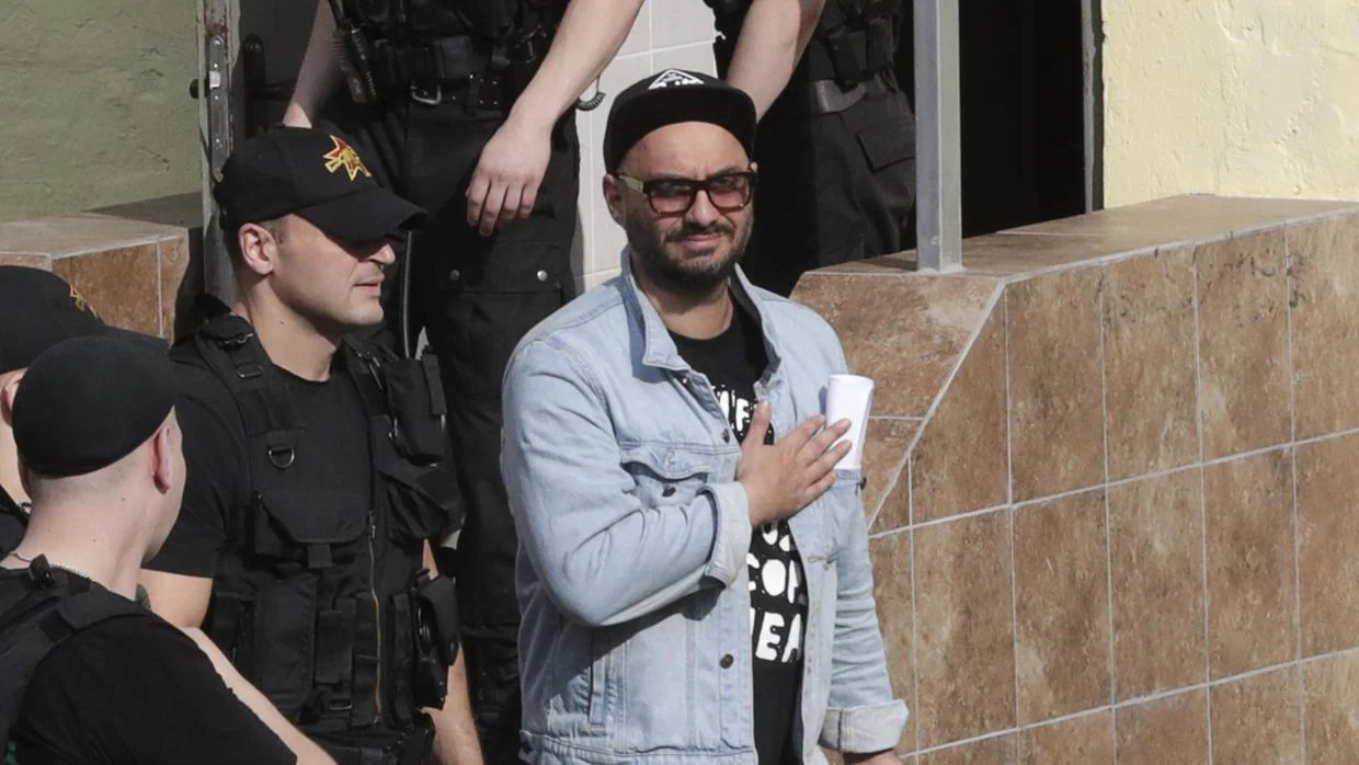 Kirill Serebrennikov a su salida de un juicio en el distrito de Basmanny en Moscú el pasado 23 de agosto