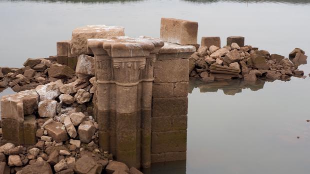 Los capiteles románicos de la antigua iglesia de Cenera de Zalima emergen de las aguas en Palencia