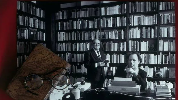 Un montaje fotográfico sobre el retrato de Javier Marías y su padre, el filósofo Julián Marías, en el que aparecen las que fueran sus gafas y uno de sus numerosos cuadernos de trabajo.