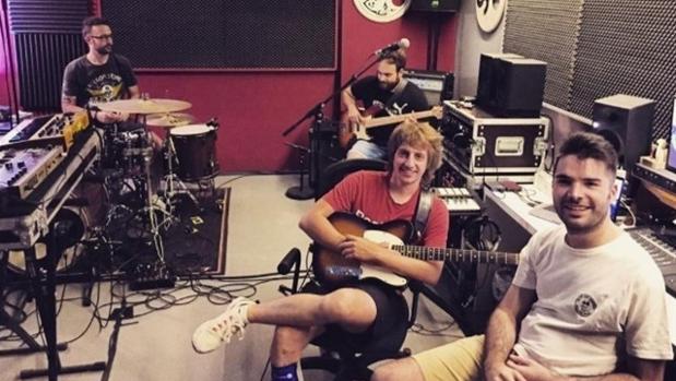 Supersubmarina vuelve al local de ensayo