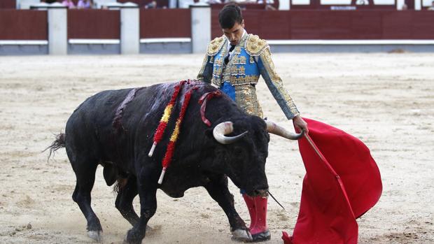 Venegas, oreja de un bravo Saltillo en Las Ventas