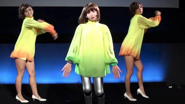Durante una exposición de tecnología en Tokio, la robot humanoide HPP-4C se confunde con unas bailarinas de carne y hueso