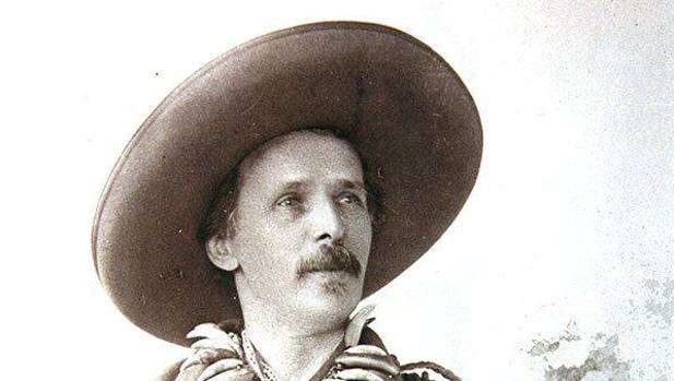 Karl May ataviado como su personaje Old Shatterhand en una imagen de 1896