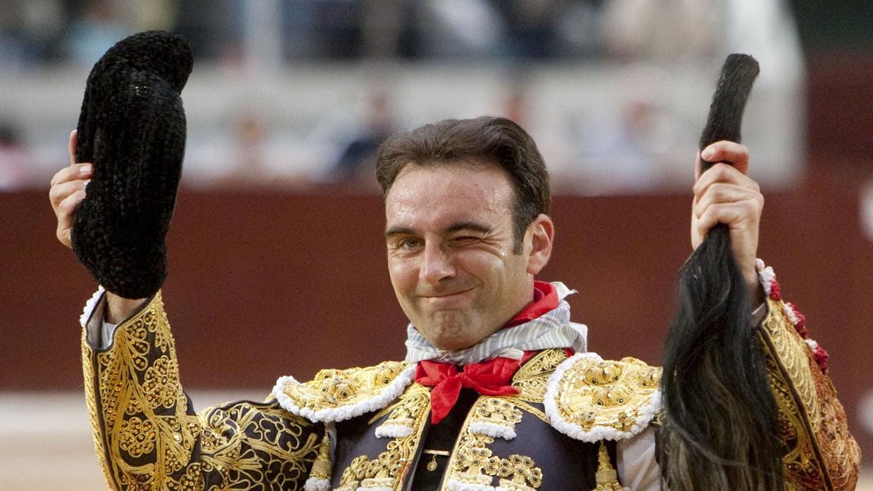 Enrique Ponce pasea las dos orejas y el rabo del cuarto toro de Luis Algarra Polera