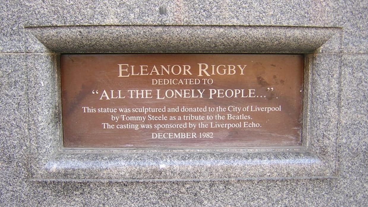 Placa conmemoorativa de la escultura dedicada al clásico de los Beatles en Liverpool