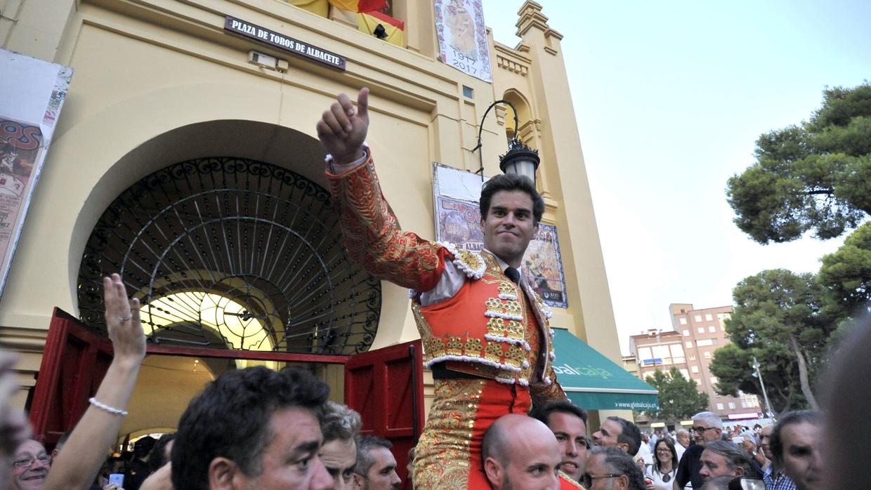 Soberbia faena de Rubén Pinar, a hombros con Ureña en Albacete