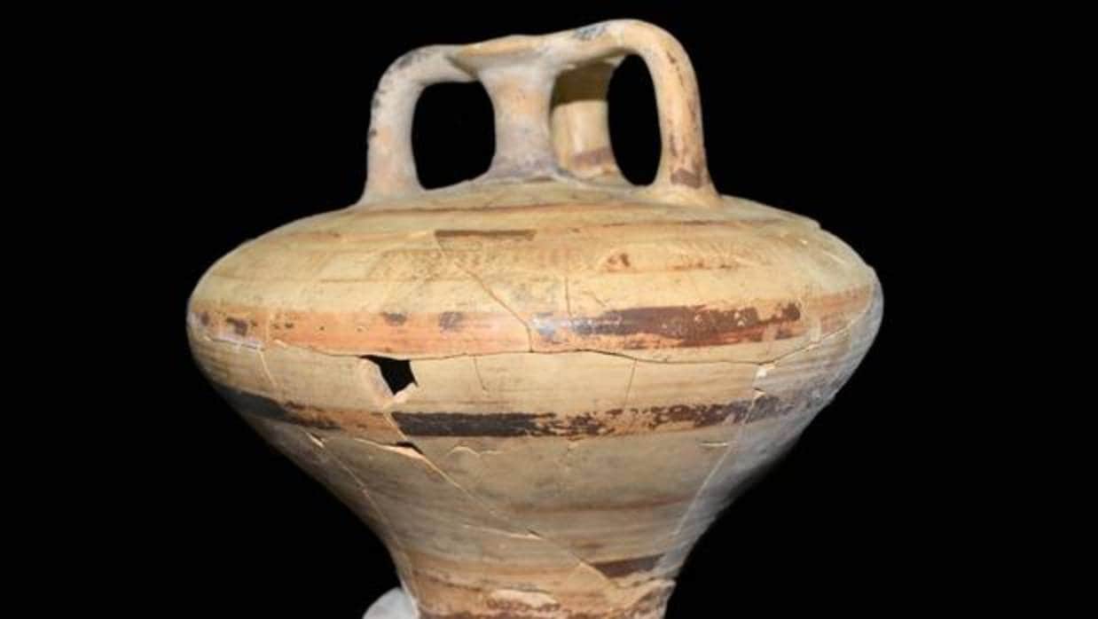 Una de las piezas del ajuar funerario hallado en la tumba micénica