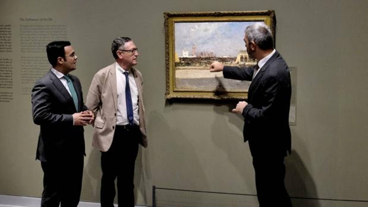 Moisés Roiz, Francesc Quílez e Ignasi Miró contemplan el lienzo «La Maestranza de Sevilla»