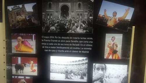 Panel con imágenes de su triunfo por la Puerta Grande en 2014
