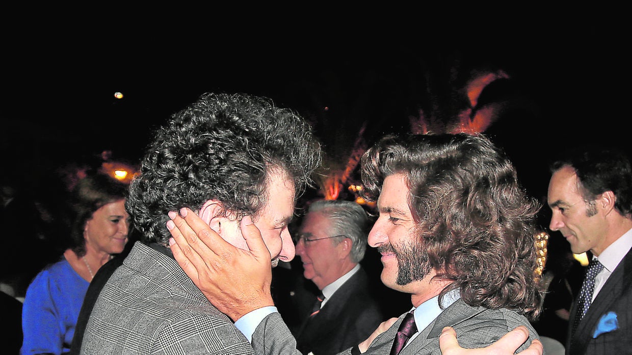 Andrés Calamaro y Morante se saludan con un abrazo