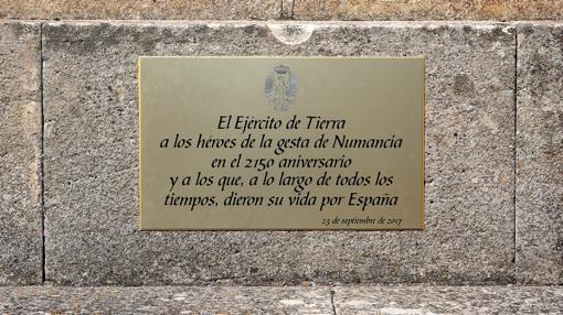 Placa en el monolito de Numancia