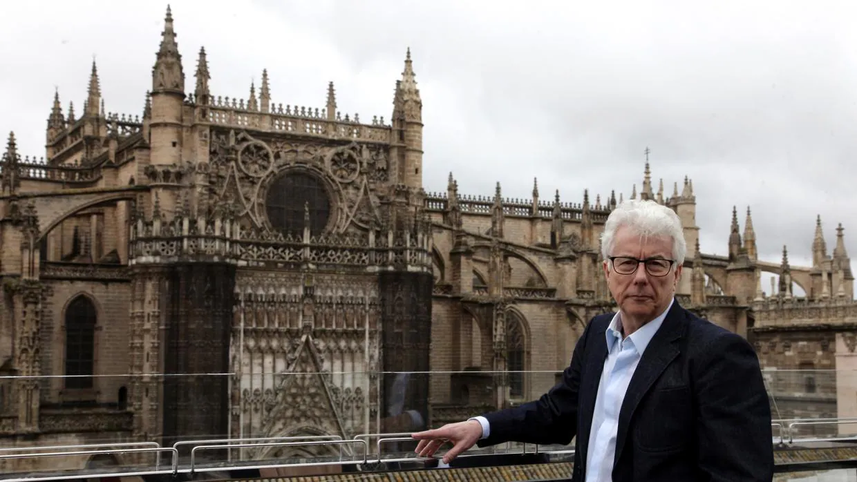 Ken Follett, en una de las visitas que hizo a Sevilla para documentarse mientras escribía «Una columna de fuego»