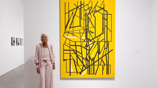 Soledad Lorenzo, junto a una obra de Palazuelo, que forma parte de la donación que ha hecho al Reina Sofía