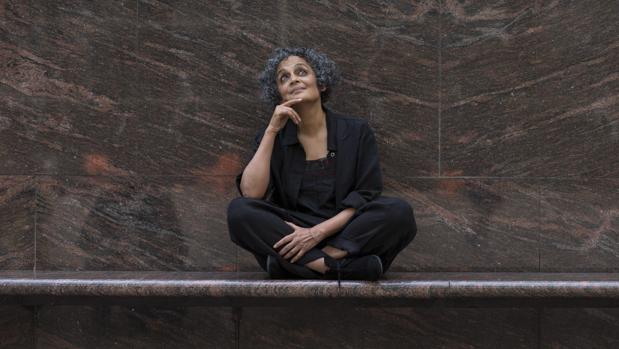 Arundhati Roy: «El fundamentalismo económico está enlazado con el antiguo fundamentalismo religioso»